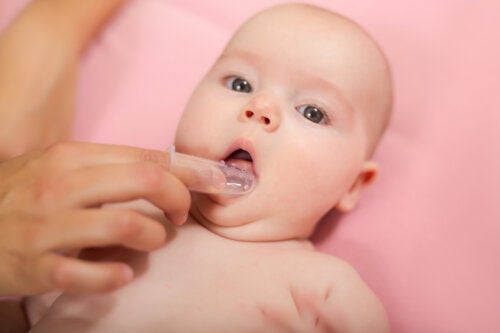 Devrions-nous nettoyer les gencives des bébés?