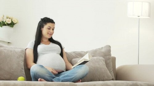 Lire au bébé pendant la grossesse, est-ce bénéfique ?
