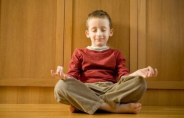 Une école qui enseigne la méditation et réduit les punitions