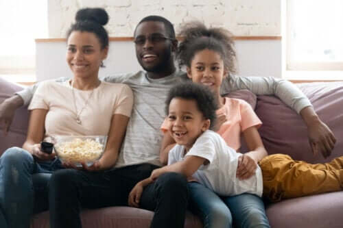 famille regarder film jour après-midi maman mère papa père frère soeur garçon fille bébé fille pop-corn chaise heureux amour