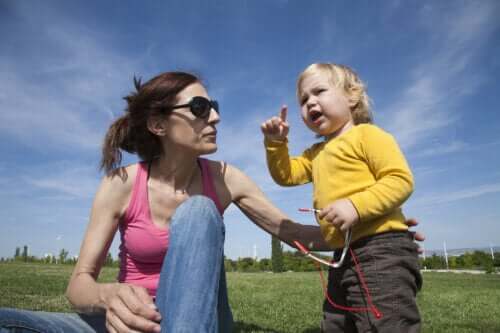 Mère discutant avec son fils pour qu'il commence à dire ses premiers mots.