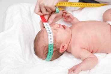 Pourquoi Le Pediatre Mesure T Il La Tete De Votre Bebe A La Naissance Etre Parents