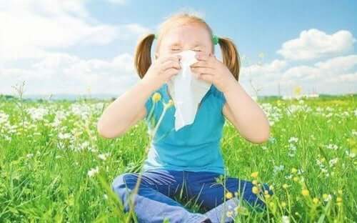 Les allergies peuvent être à l'origine d'une toux sèche chez les enfants.