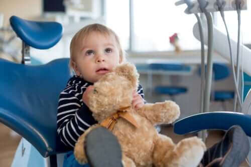 Visite de bébé dentiste dentiste dentiste pédiatrique première fois ours en peluche peur de l'enfant