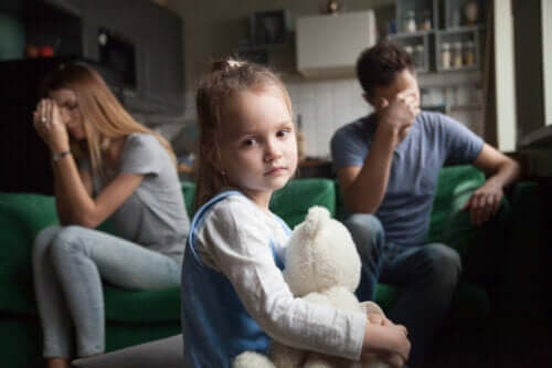 discussion adultes parents mère père parent fille triste seul impuissance abandon divorce famille perturbation ours