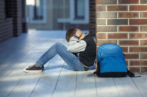 bébé garçon pleure couloir école sac à dos intimidation dépression souffrance