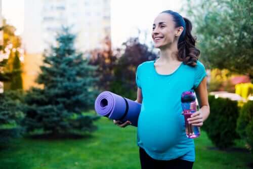 sport activité physique exercice grossesse maternel santé fœtale bébé tapis de yoga bouteille eau habitude sain en plein air heureux femme enceinte