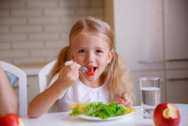 Les bonnes manières à table: les clés à enseigner à votre enfant