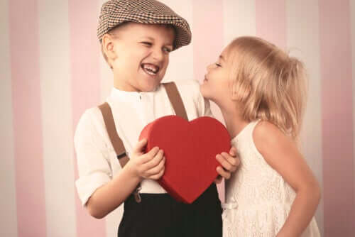 Forcer les enfants à s'embrasser : sachez pourquoi ne pas faire ça