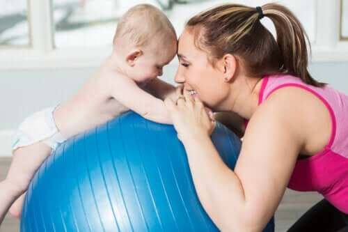 maman bébé exercice routine santé physique activité post-partum