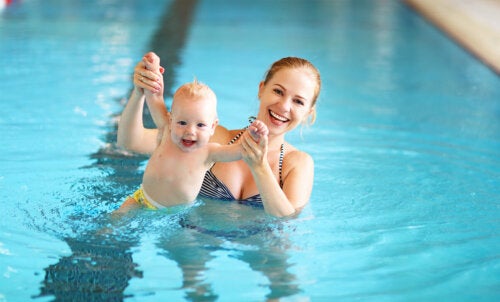 6 exercices de natation pour votre bébé