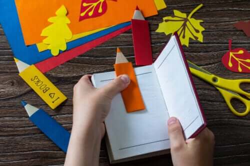 Marque-pages En Papier Pour Livres Ou Cahiers. Artisanat En Papier Simple  Pour Les Enfants D'âge Préscolaire Et Scolaire. Règle, Crayon, Ciseaux,  Bâton De Colle, Feuilles De Papier De Couleur Sur Un Bureau.