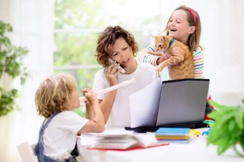 travail maison distant bureau à domicile mère maternité parentalité les enfants pandémie quarantaine stress s'entendre vie personnelle travail carrière