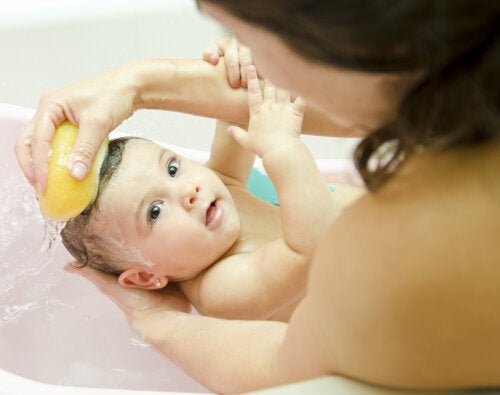 5 craintes auxquelles toutes les nouvelles mamans font face lorsqu’elles donnent le bain à leur bébé pour la première fois