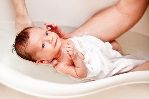 Quels sont les soins lors du premier bain du bébé?