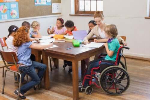 salle de classe école besoins éducatifs particuliers inclusion intégration enseignant primaire élèves enfant nourrisson handicap fauteuil roulant inclusif