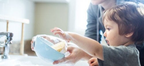 Encouragez votre enfant à faire des tableaux de tâches ménagères