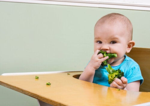 Comment nourrir un bébé pendant la poussée des dents?