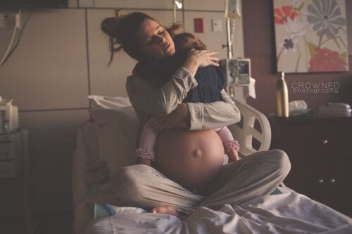 Photo émouvante : une mère serrant sa fille dans ses bras avant de se préparer à l'arrivée d'un nouveau bébé
