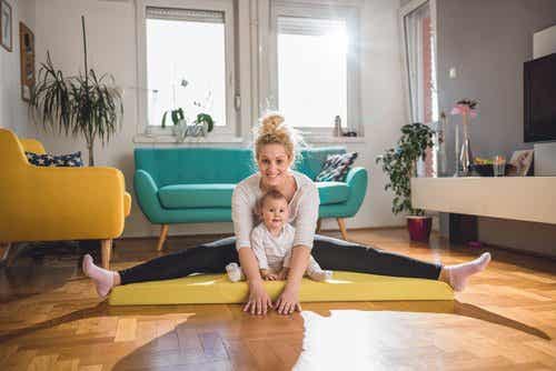 maman qui fait du yoga avec son bébé