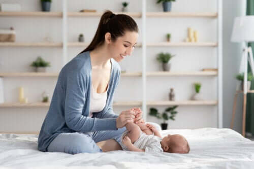 sein offre massage bébé abdomen vélo colicos nouveau-né nourrisson