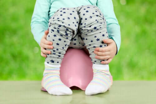 Selles blanches chez les bébés et les enfants: causes et traitement
