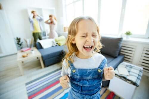 fille lunatique oppositionniste oppositionnel provocant parents hébétés hystérie hors de contrôle fille toxique