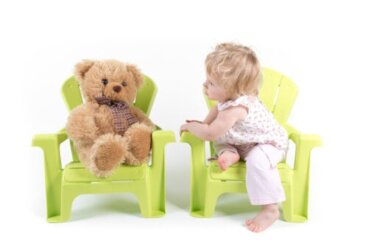 Bénéfices pour le développement de votre enfant s'il parle seul lorsqu'il joue