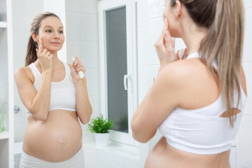Peau grasse pendant la grossesse: conseils et soins