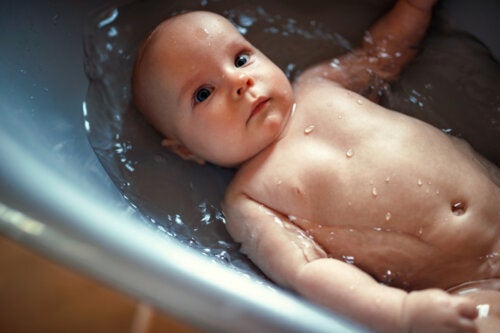 Peut-on donner un bain à un bébé après qu'il ait mangé ?