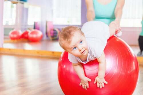 stimulation développement psychophysique bébé boule de pilates rouge