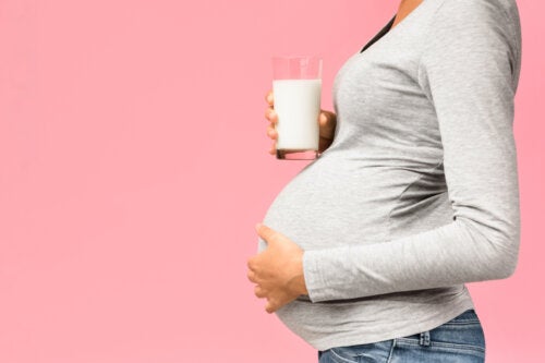 Pourquoi une femme enceinte doit-elle boire du lait?
