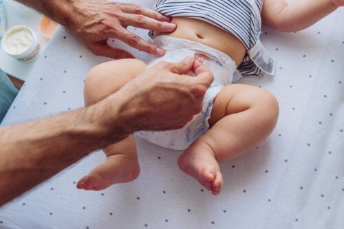 Selles avec du sang chez les bébés: ce que vous devez savoir