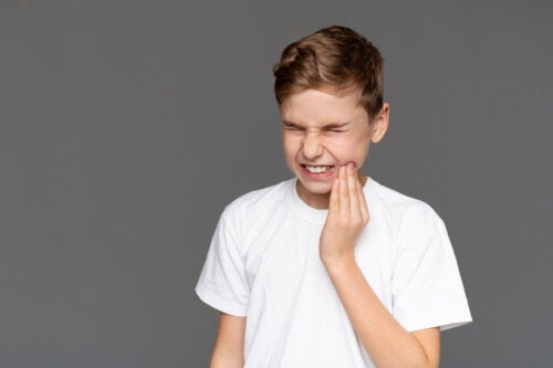 Comment apaiser les douleurs dentaires dues aux caries chez les enfants ?