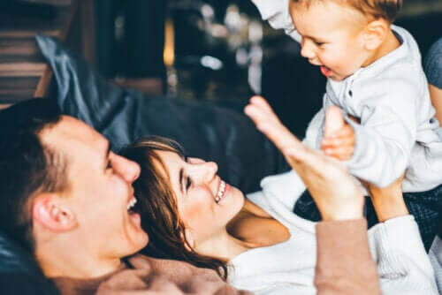 Du couple à la famille: comment l'arrivée du bébé affecte-t-elle?