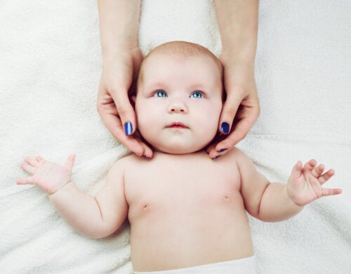 Comment faire un massage du visage à votre bébé?