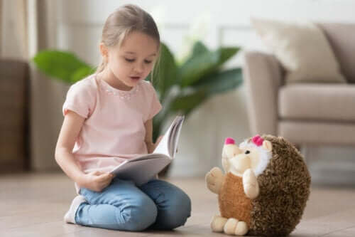 Une jeune fille qui raconte un livre à sa peluche.