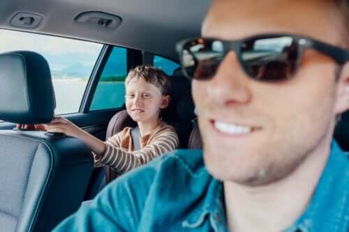 A quel âge les enfants peuvent-ils voyager sur le siège avant?