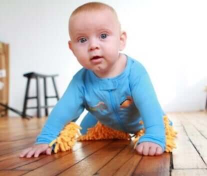 7 jeux pour stimuler la marche à quatre pattes