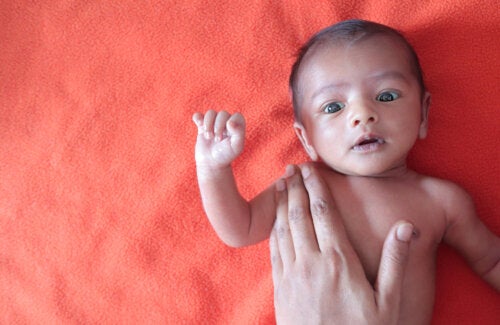 Hypertonie chez les bébés: symptômes, causes et traitement