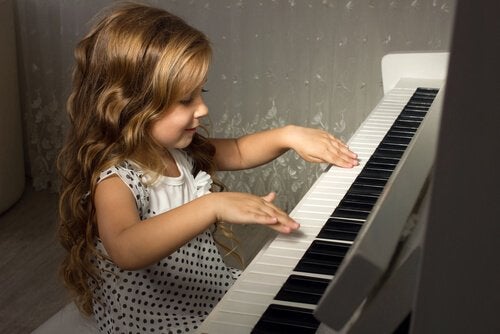Avantages de jouer du piano dans l'enfance