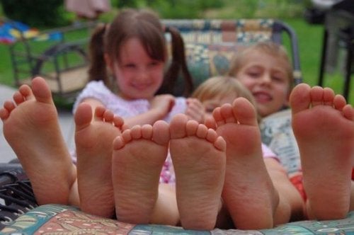 Les enfants qui aiment être pieds nus, pourquoi?
