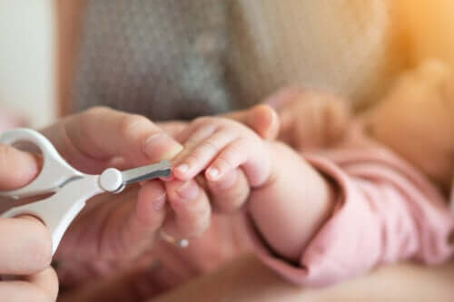 Comment couper les ongles de bébé?