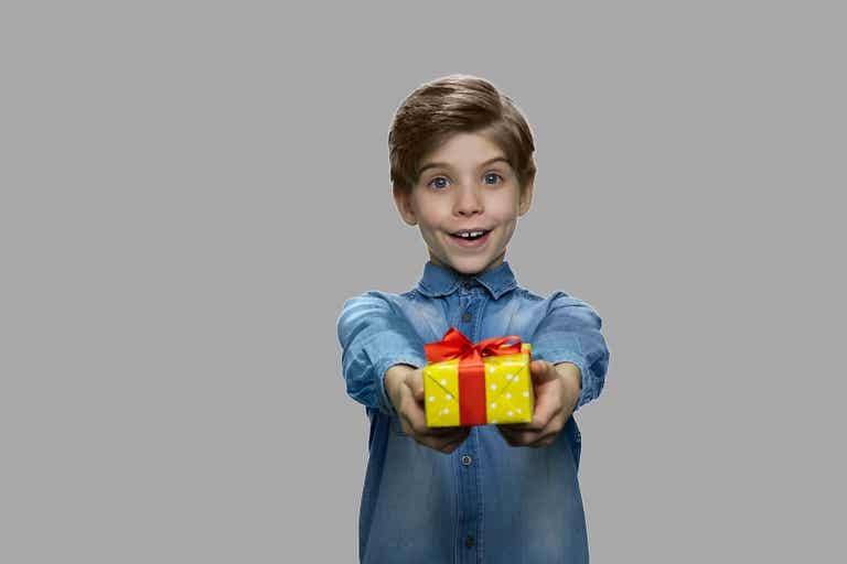 Un enfant qui offre un cadeau.