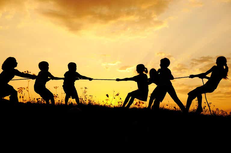 Des enfants qui jouent à la corde dehors.
