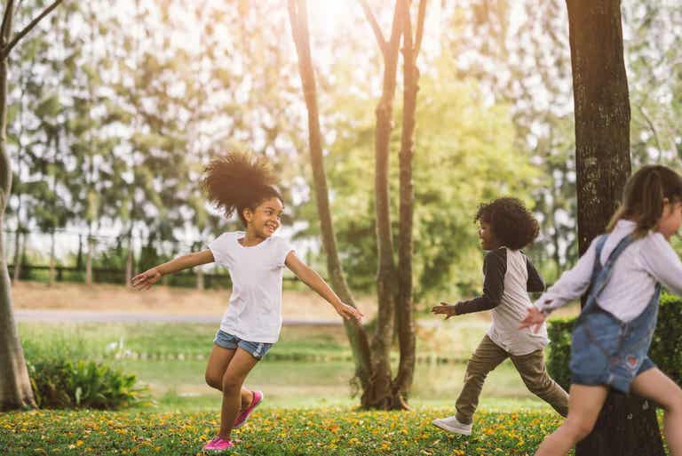 Des enfants qui jouent dans la nature.