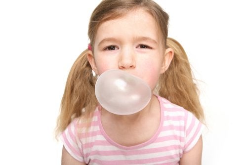 Mon enfant a avalé un chewing-gum, que faire ?
