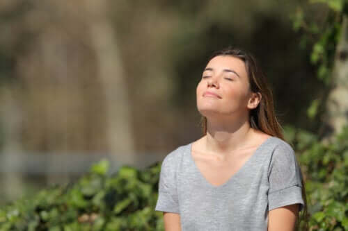 Adolescente méditant à l'extérieur.