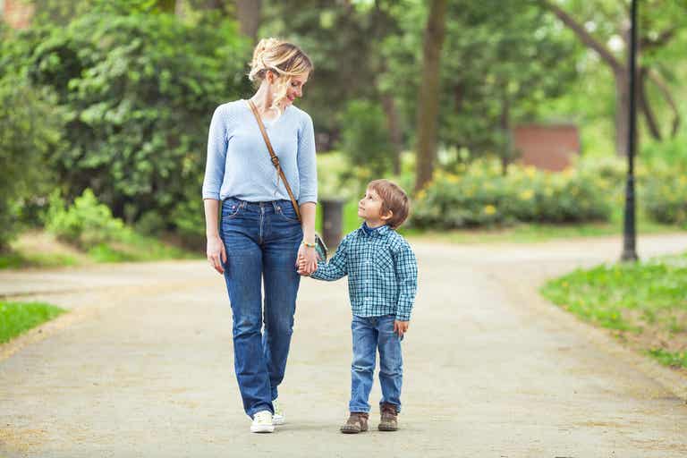 maman et son enfant au parc