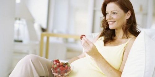 De quelle quantité de vitamine C une femme enceinte a-t-elle besoin quotidiennement